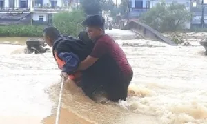 Đội cứu hộ Thái Nguyên giăng dây, cõng dân vượt lũ Huế