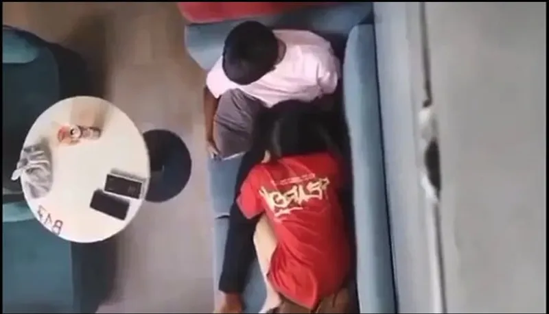 Quay lén bạn gái mút mút cho người yêu nơi công cộng