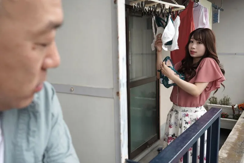 Gã hàng xóm chuyên soi mói và cặp vợ yêu gã chồng thường xuyên rên la quá to