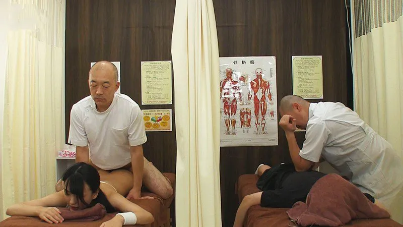 Dẫn người tình đi mát-xa rồi bị xoạc cạnh bên mà không hề hay biết