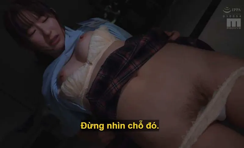 Sếp lớn đang lập mưu "xử đẹp" cô em dưới quyền kiêu kỳ lười nhác, suốt ngày chỉ chăm chăm tán gẫu với trai qua tin nhắn.